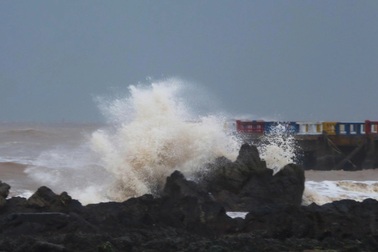 Bão chồng bão, Bualoi khả năng đi thẳng vào đất liền với tốc độ rất nhanh