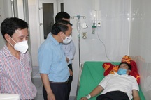 Giám đốc trung tâm y tế ngất xỉu sau 11 ngày căng mình chống dịch