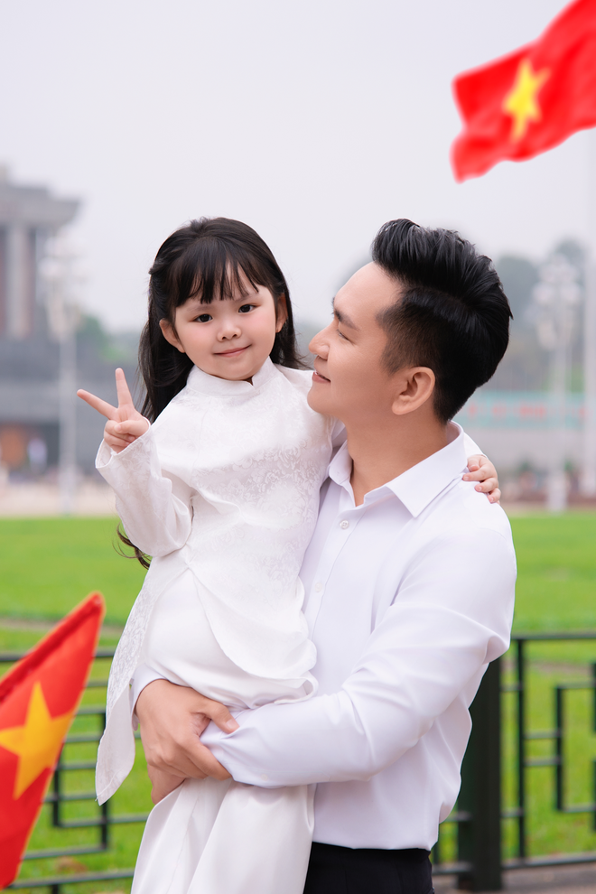 MC Hạnh Phúc và gia đình chụp ảnh kỷ niệm tại Quảng trường Ba Đình - 8 MC Hạnh Phúc và gia đình chụp ảnh kỷ niệm tại Quảng trường Ba Đình - 8
