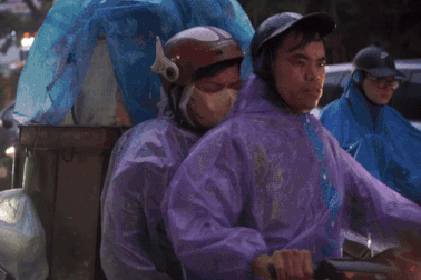 Hà Nội: Người dân chật vật trong ngày mưa rét đầu đông