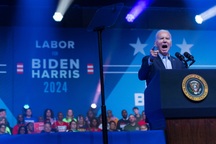 Tổng thống Biden "ra trận" tranh cử tại bang chiến địa