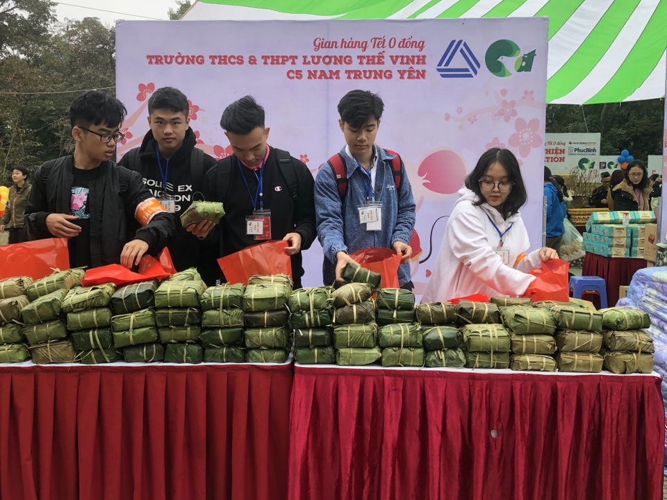 Học sinh trường Lương Thế Vinh gói 1.250 bánh chưng tặng người nghèo - 2 Học sinh trường Lương Thế Vinh gói 1.250 bánh chưng tặng người nghèo - 2