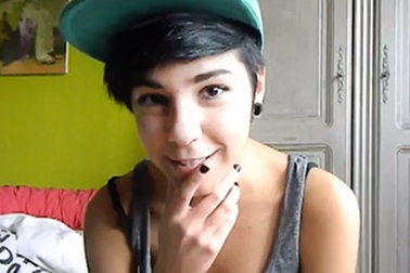 Clip cô gái Pháp giống Justin Bieber hát tiếng Việt