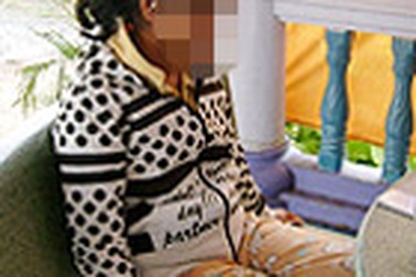 Một sản phụ phải tự sinh con trong bệnh viện 