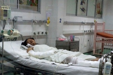 Bé bán vé số bị mẹ “thiêu sống” được điều trị miễn phí