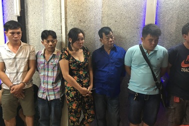 Bắt quả tang 33 đối tượng đang "say sưa" sát phạt trong khách sạn