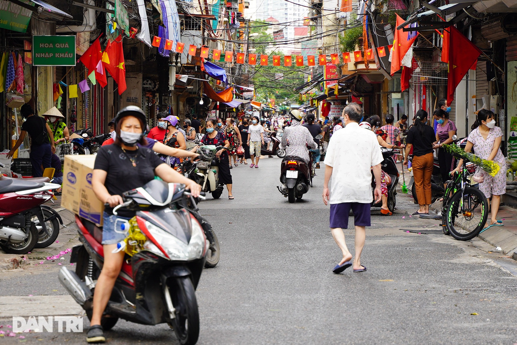 Người dân nhộn nhịp tập thể dục ngoài phố khi Hà Nội chưa hết giãn cách - 15 Người dân nhộn nhịp tập thể dục ngoài phố khi Hà Nội chưa hết giãn cách - 15
