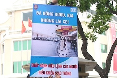 Hà Nội: Tuyên truyền an toàn giao thông bằng hình ảnh tại các ngã tư