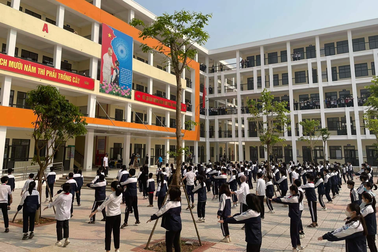 Hà Nội: Quạt trần rơi ở lớp, một học sinh phải khâu nhiều mũi