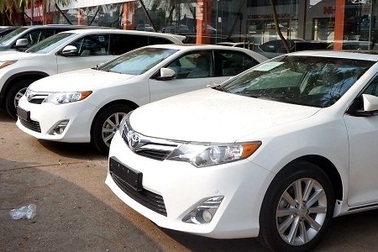 Mua ô tô ra khỏi showroom mất trăm triệu đồng, khách phát hoảng