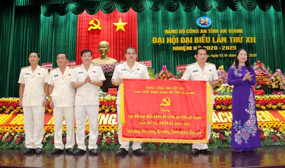 An Giang: Công an phải tăng cường bảo vệ Tổ quốc, giữ gìn an ninh trật tự - 2 An Giang: Công an phải tăng cường bảo vệ Tổ quốc, giữ gìn an ninh trật tự - 2