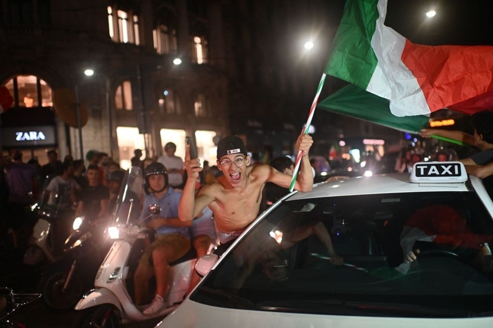 Cổ động viên Italia đi bão ăn mừng đội nhà vô địch Euro - 14 Cổ động viên Italia đi bão ăn mừng đội nhà vô địch Euro - 14
