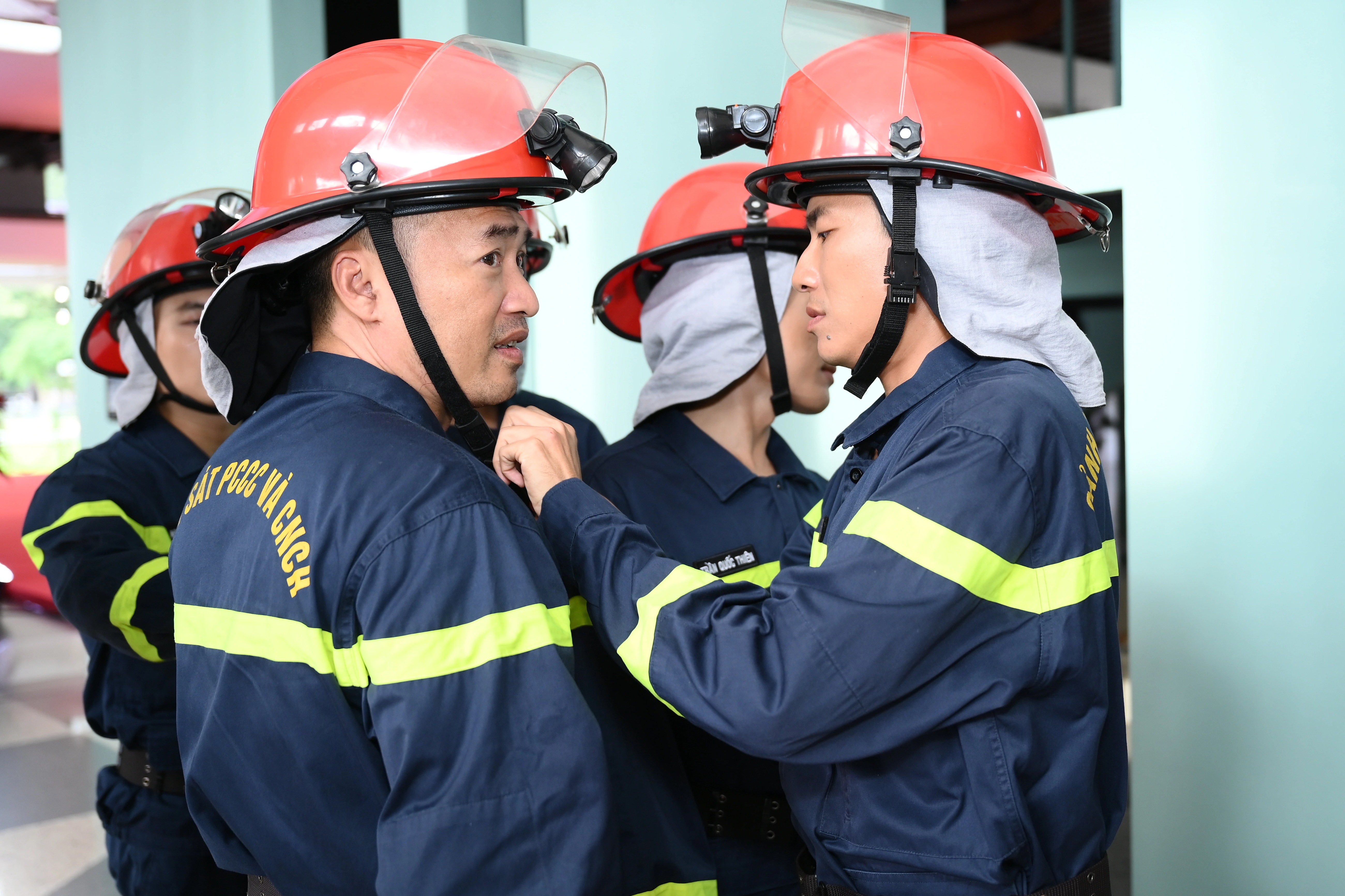 Tiến Luật suýt ngất xỉu, MONO ngạt thở khi nhập vai làm công an - 2