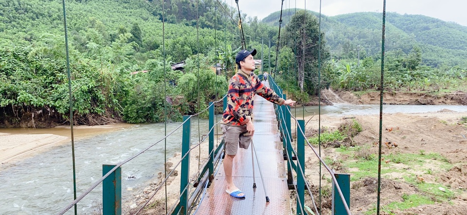 Chàng trai từng bị chém đứt một chân làm video Youtube giúp đỡ mọi người - 1 Chàng trai từng bị chém đứt một chân làm video Youtube giúp đỡ mọi người - 1