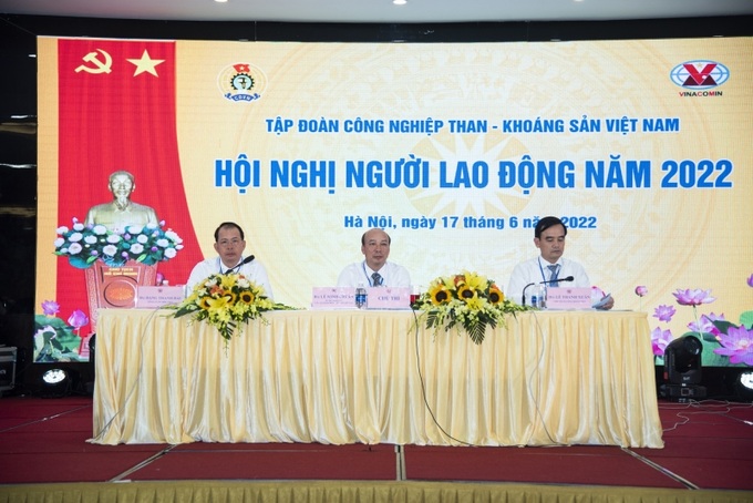 Từ trái qua phải, ông Đẳng Thanh Hải, Tổng Giám đốc tập đoàn; ông Lê Minh Chuẩn, Chủ tịch HĐTV Tập đoàn, ông Lê Thanh Xuân, Chủ tịch Công đoàn TKV chủ trì Hội nghị