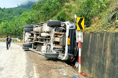 Xe tải mất lái lao vào ta luy, 3 người tử vong