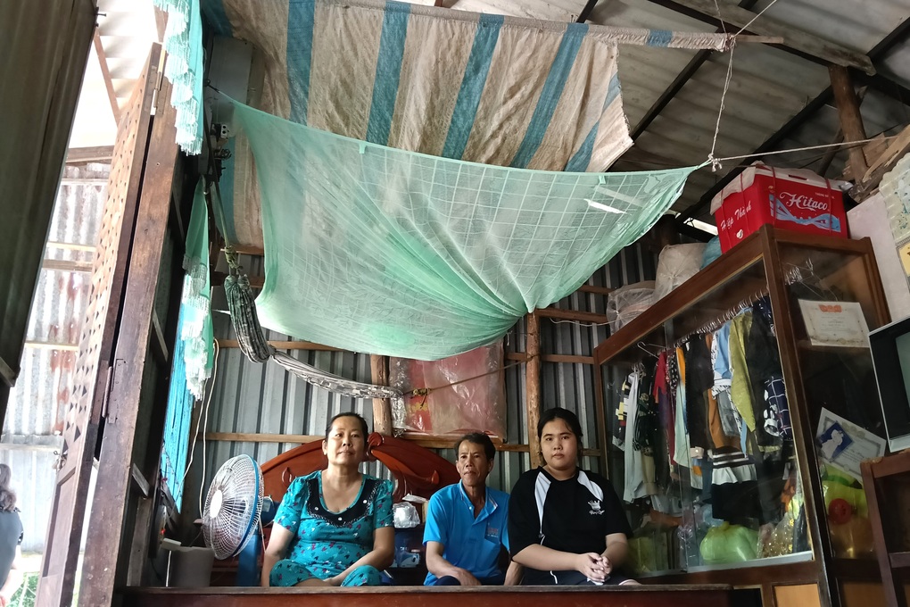 Vợ bệnh nặng, nhà sắp sập, người đàn ông nghèo không biết bấu víu vào đâu - 1 Vợ bệnh nặng, nhà sắp sập, người đàn ông nghèo không biết bấu víu vào đâu - 1