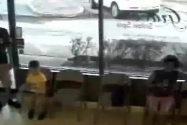 Tên cướp giật iPad của bé 4 tuổi rồi chạy mất