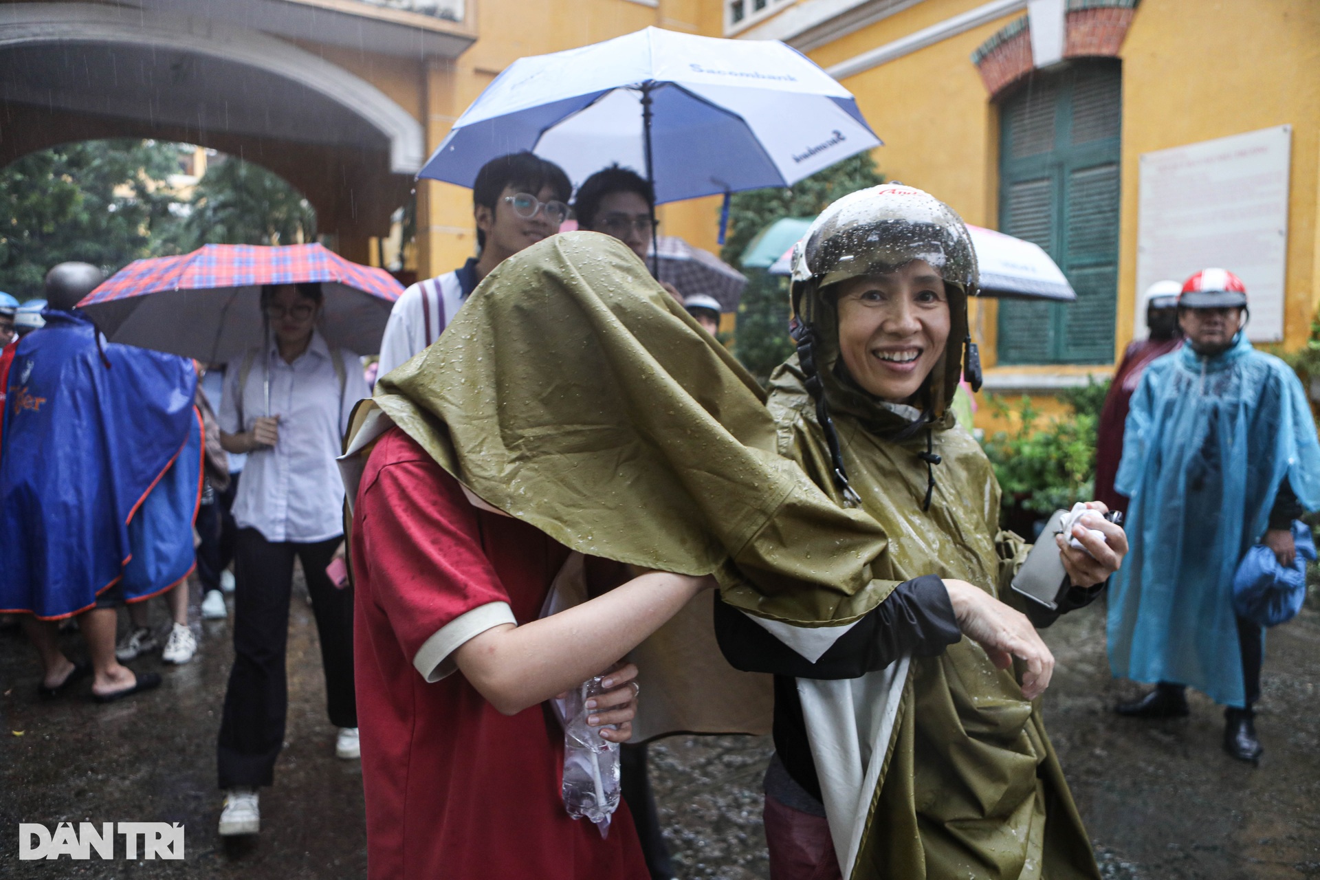 Parents in Ho Chi Minh City brave the rain all morning to wait for their children to take the high school graduation exam - 11 Phụ huynh TPHCM dầm mưa cả buổi để chờ con thi tốt nghiệp THPT - 11