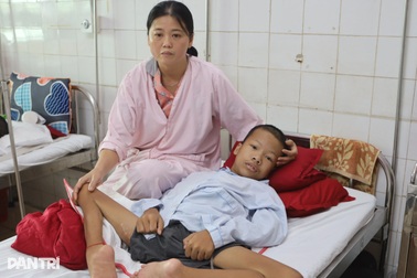 Mẹ ốm đau quanh năm "cõng" con đi viện, khẩn cầu trong nước mắt