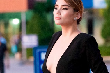 Siêu mẫu Hoàng Yến nóng bỏng với áo khoét cổ sâu