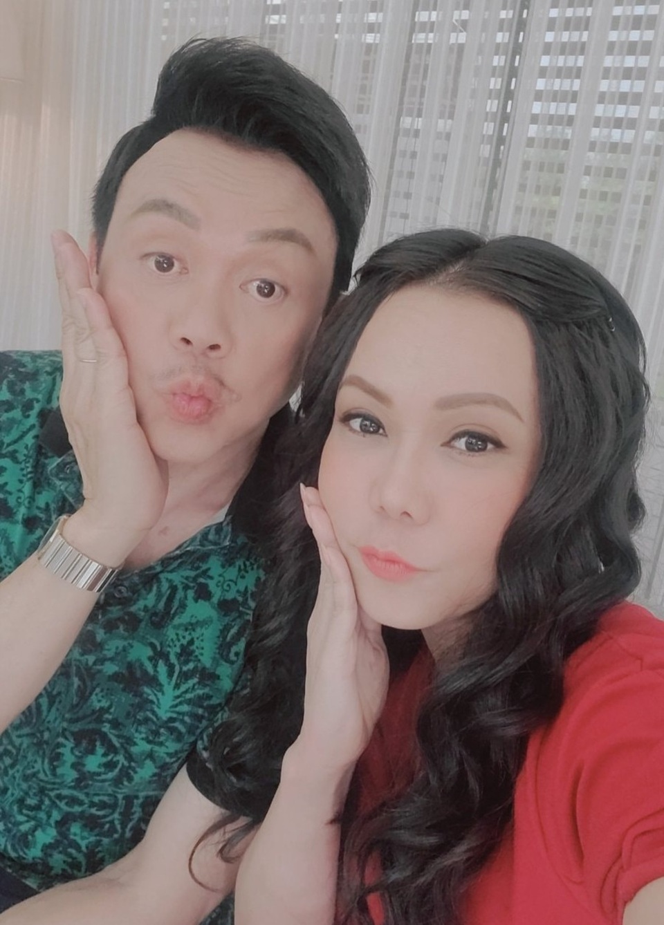 Hoài Linh, Việt Hương… nghẹn ngào chia sẻ sau lễ tang danh hài Chí Tài - 2 Hoài Linh, Việt Hương… nghẹn ngào chia sẻ sau lễ tang danh hài Chí Tài - 2