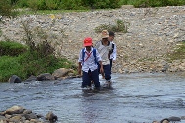 Vượt sông đến trường trên vùng đất An toàn khu