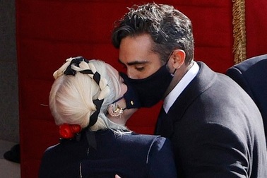 Lady Gaga tình tứ hôn bạn trai mới