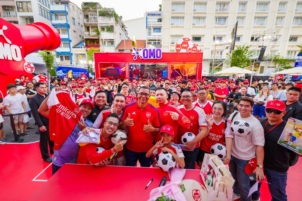 Hàng trăm người yêu bóng đá đổ về sự kiện OMO gặp huyền thoại Gilberto Silva - 1 Hàng trăm người yêu bóng đá đổ về sự kiện OMO gặp huyền thoại Gilberto Silva - 1