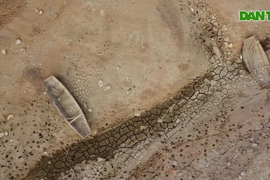 Hình ảnh hồ có sức chứa hơn 300 triệu m3 cạn trơ đáy