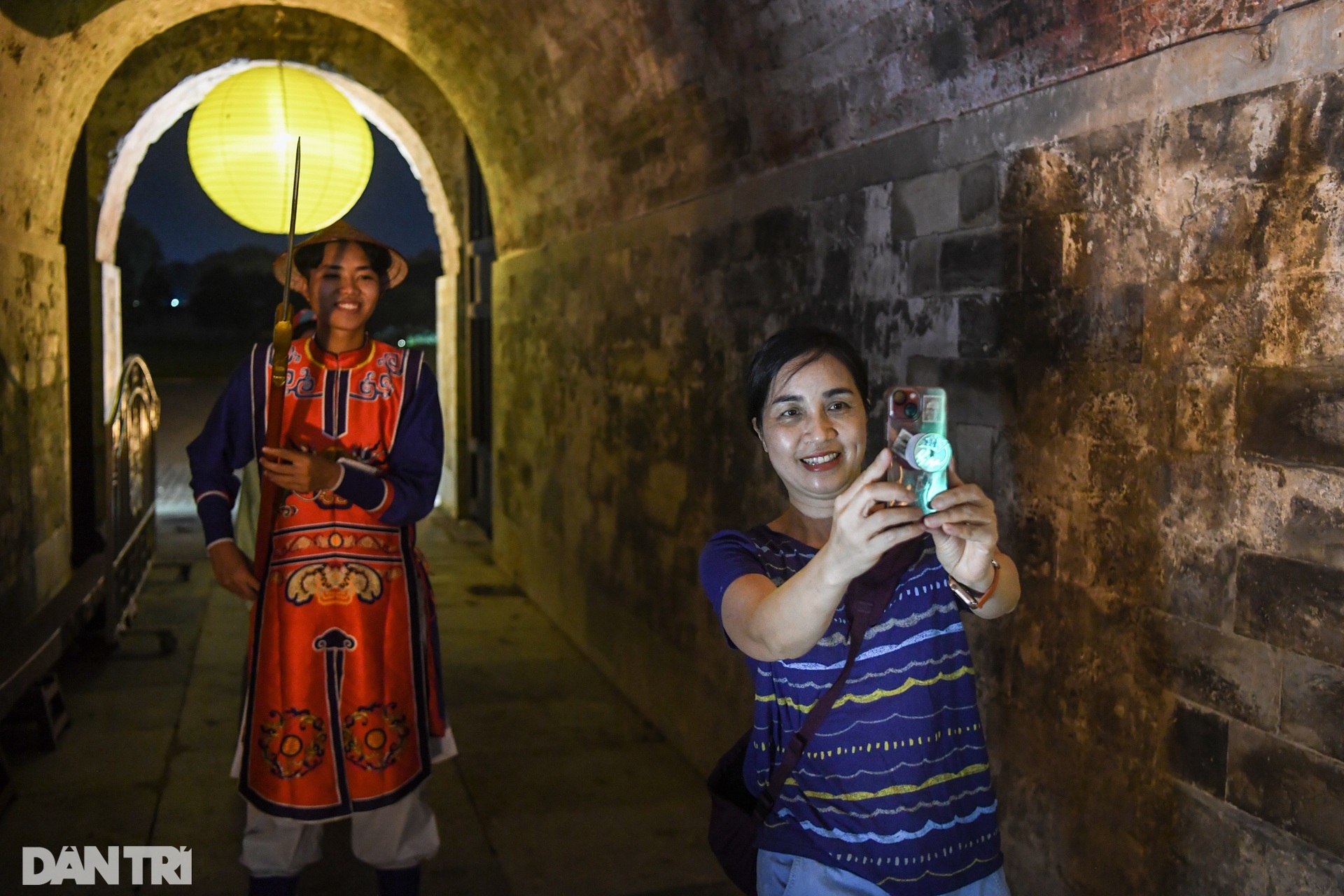 Chong đèn khám phá cấm cung nghìn năm tuổi ngay giữa Hà Nội lúc nửa đêm - 5 Chong đèn khám phá cấm cung nghìn năm tuổi ngay giữa Hà Nội lúc nửa đêm - 5