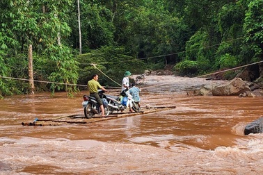 Người dân ở Điện Biên liều mình đi bè qua suối chảy xiết