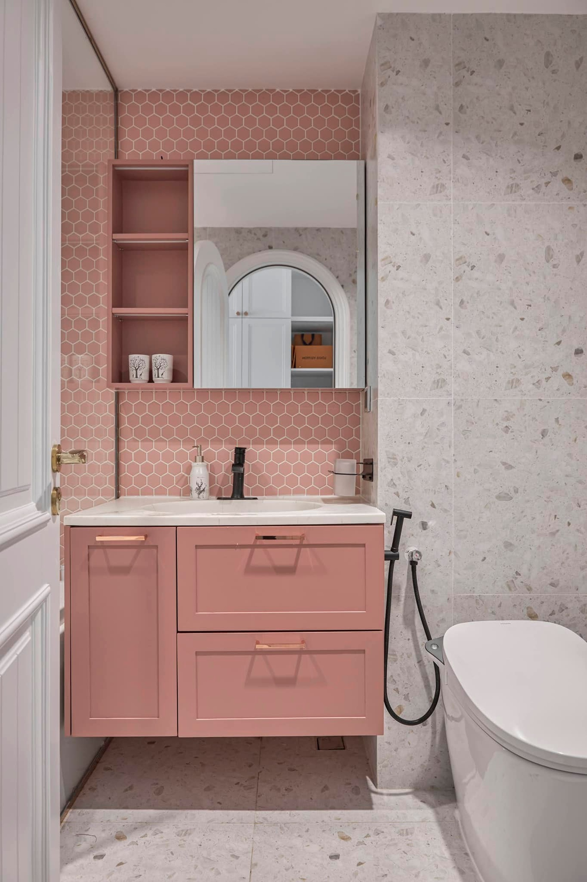 Căn hộ tông hồng ánh kim lạ mắt, riêng tiền làm nội thất đã hơn 2 tỷ đồng - 7