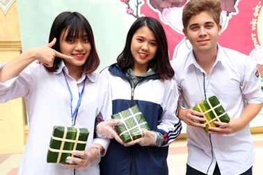 Học sinh trường Việt Đức gói 550 bánh chưng tặng bạn nghèo