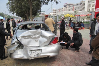 Dừng đèn đỏ, ô tô bị ủi bay 20m