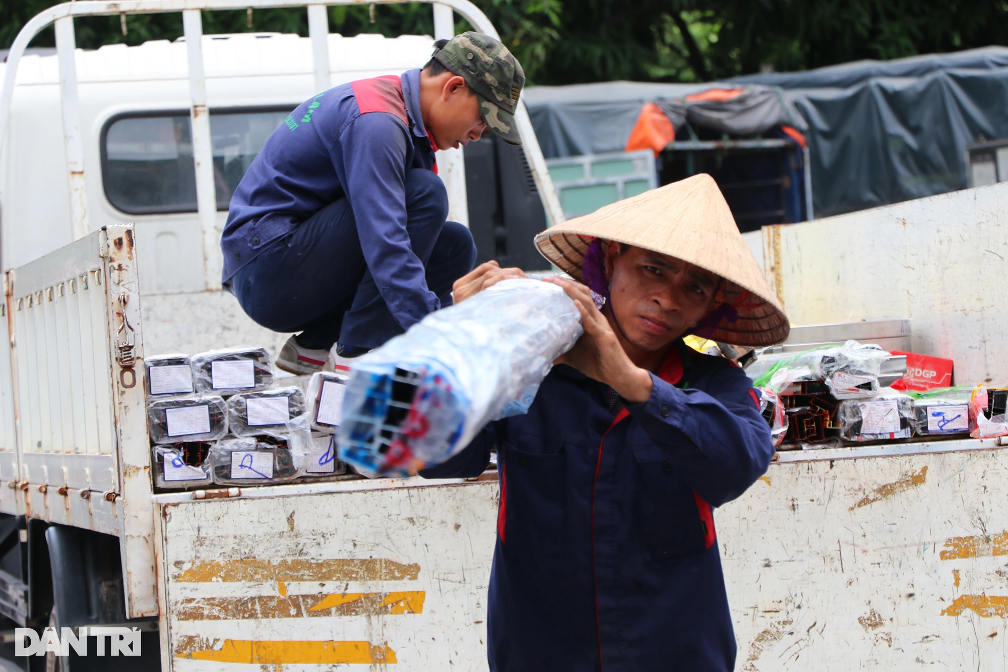 View - Người lao động "đỏ như tôm luộc", đốt sức dưới trời nắng nóng | Báo Dân trí