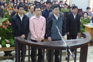 Dừng tòa vụ tượng đài Điện Biên, trả hồ sơ điều tra bổ sung