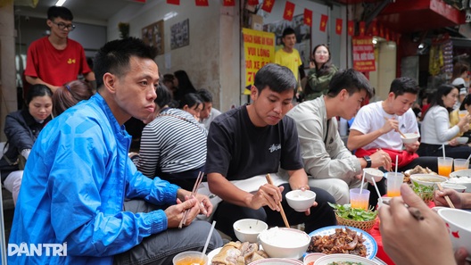 Quán ngan cháy tỏi phố cổ đông khách suốt 8 năm liền