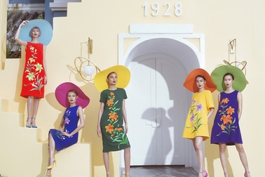 Dàn mẫu cuốn hút với váy áo sắc màu