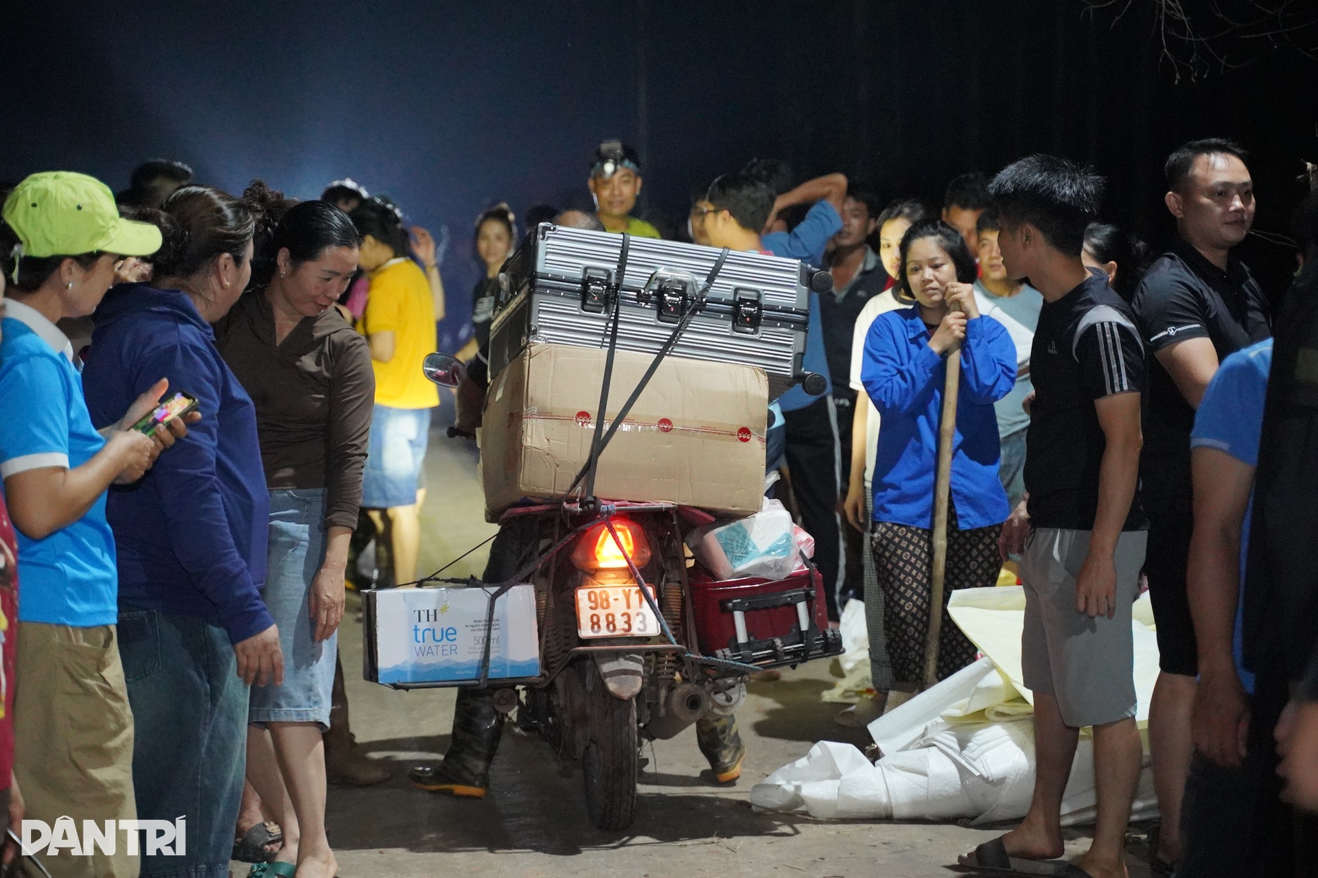 Bắc Ninh: Theo chân người dân trắng đêm cứu đê trước cơn lũ lịch sử - 18 Bắc Ninh: Theo chân người dân trắng đêm cứu đê trước cơn lũ lịch sử - 18