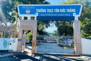 Nữ sinh lớp 7 bị đánh hội đồng, nhiều bạn xung quanh hò reo, cổ vũ