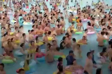 Trung Quốc: công viên nước Bắc Kinh đặc kín người không còn chỗ trống