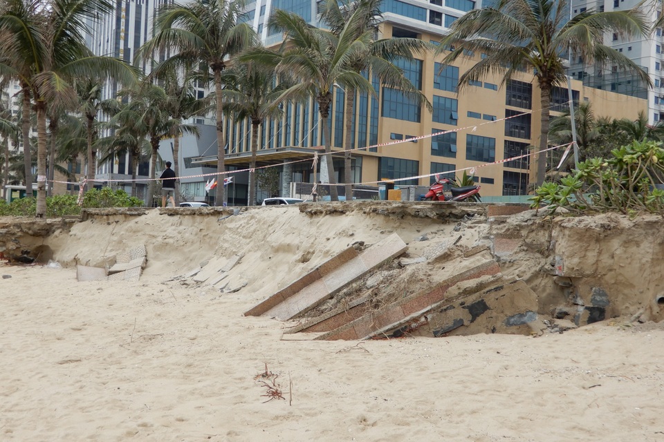 Bờ biển Đà Nẵng sạt lở kinh hoàng, đe dọa nhiều khu nghỉ dưỡng - 1