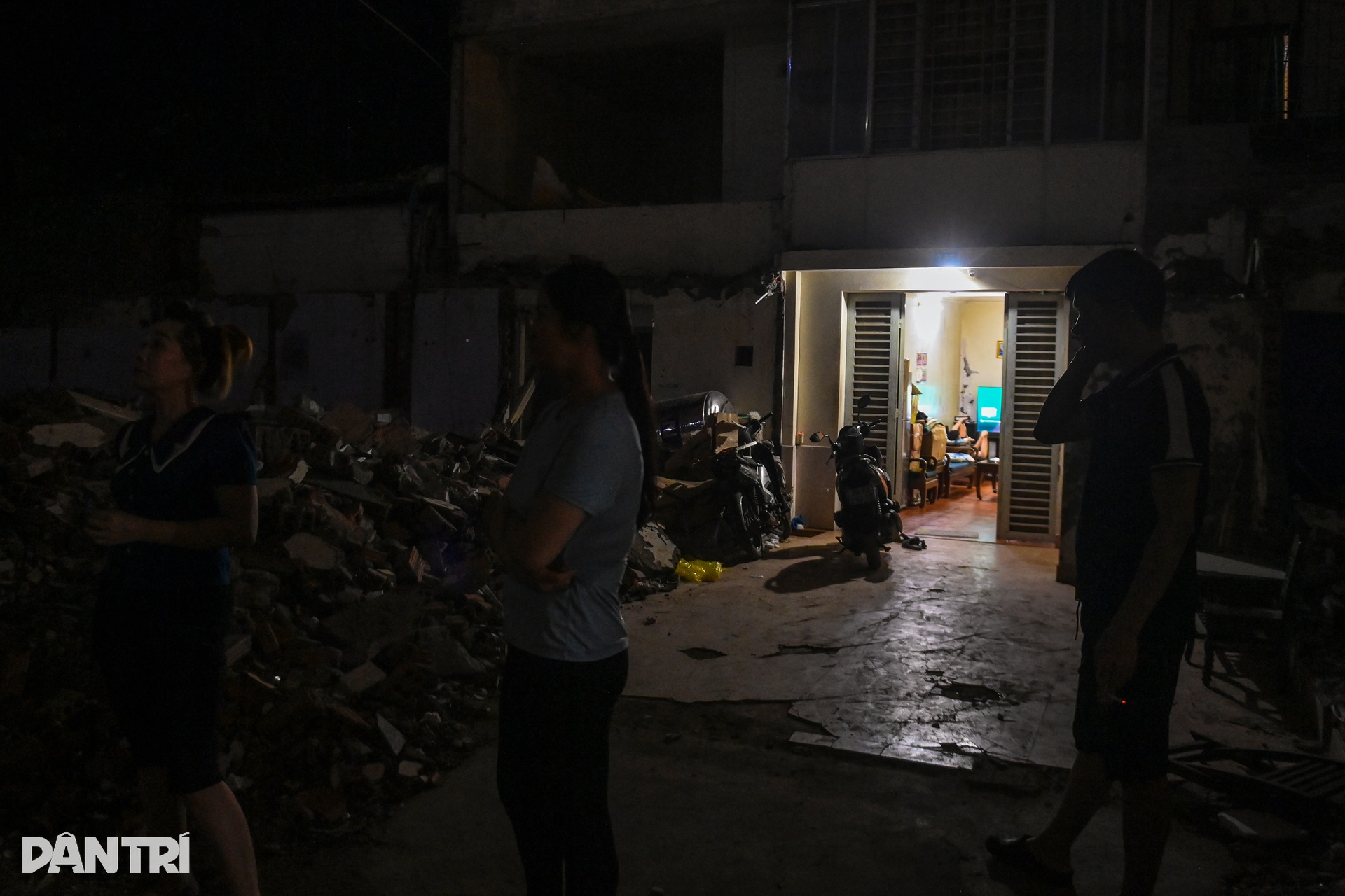 Người dân đi ở nhờ, xin điện, nước trên đường đắt nhất hành tinh ở Hà Nội - 14 Người dân đi ở nhờ, xin điện, nước trên đường đắt nhất hành tinh ở Hà Nội - 14