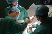 Bị côn đồ chém lìa tay khi đưa người đi cấp cứu