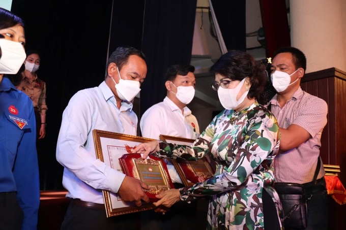 Bà Tô Thị Bích Châu, Chủ tịch Ủy ban MTTQ Việt Nam TP.HCM tặng Bằng khen cho các tập thể, cá nhân đã có thành tích xuất sắc trong công tác vận động, ủng hộ các nguồn Quỹ hỗ trợ công tác phòng, chống dịch Covid-19. 
