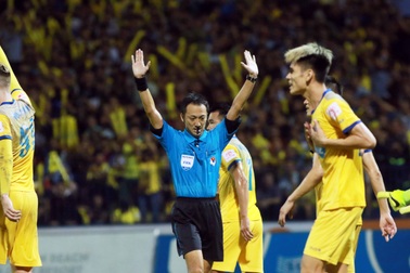 Trọng tài Việt Nam mất hết uy tại V-League