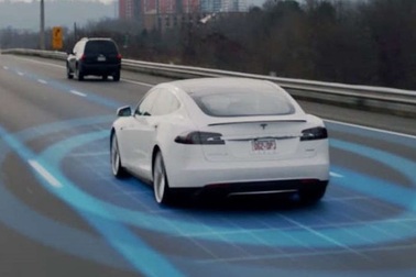 Ô tô điện Tesla phát hiện "người vô hình" ở nghĩa trang, chủ xe hốt hoảng