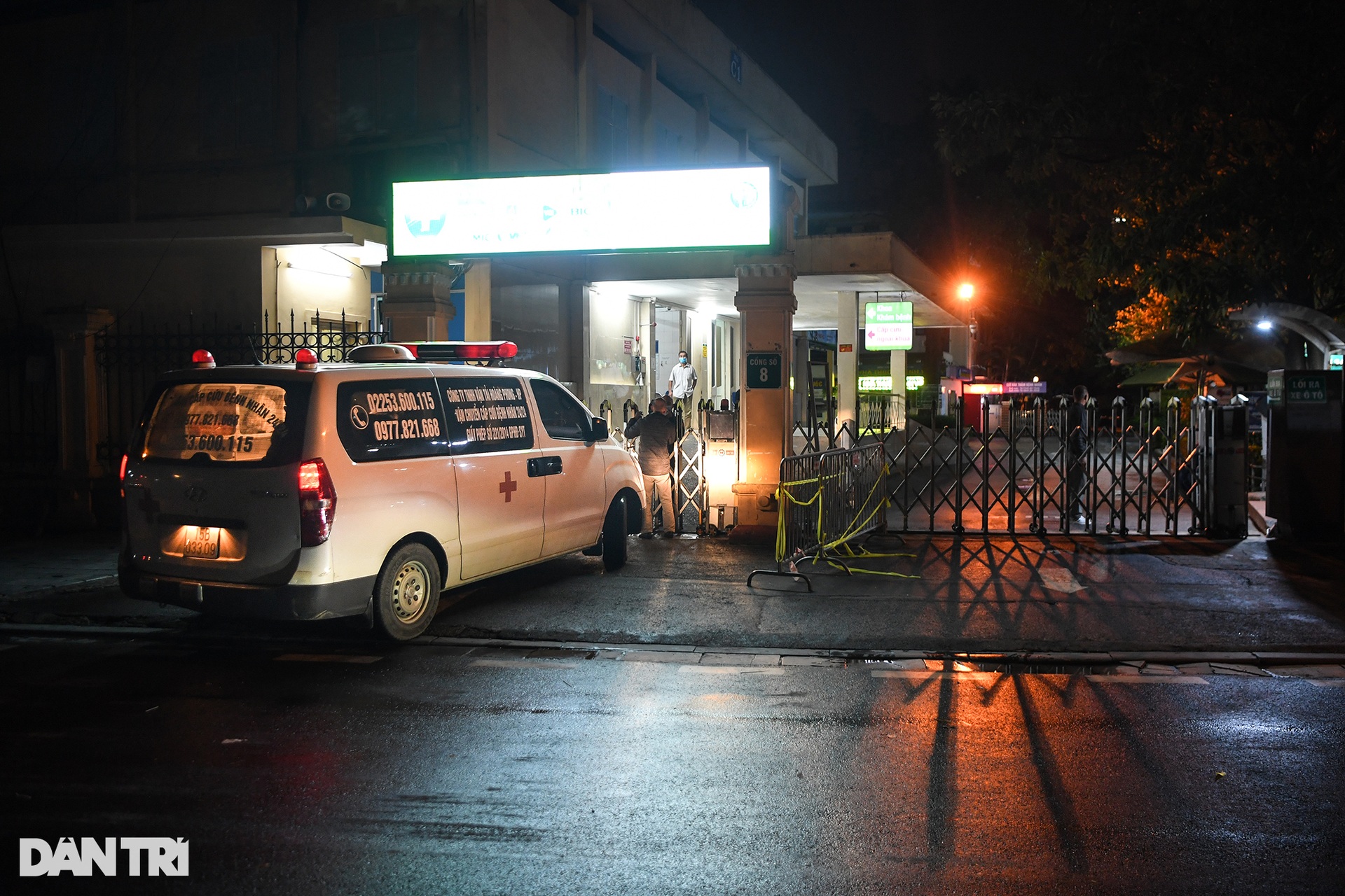 Người dân Hà Nội ra đường phất cờ giữa đêm mừng BV Việt Đức gỡ cách ly - 12 Người dân Hà Nội ra đường phất cờ giữa đêm mừng BV Việt Đức gỡ cách ly - 12