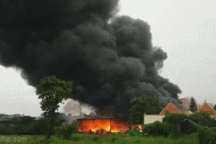 TPHCM: Kho giày dép bốc cháy ngùn ngụt trong mưa